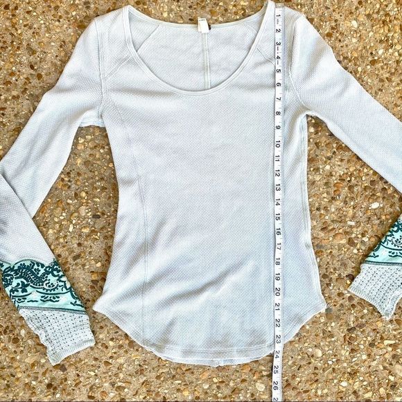 Free People We the Free Bandana Cuff Thermal Top Size M - Picture 3 of 9